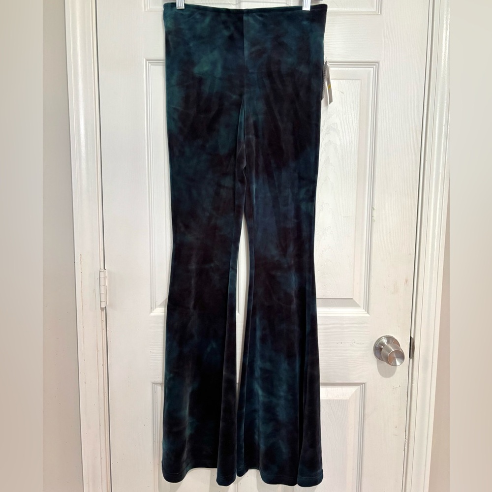 🌺Jessica Simpson Black and Green Tie Dye REESE Flare Velvet pants - Picture 2 of 7